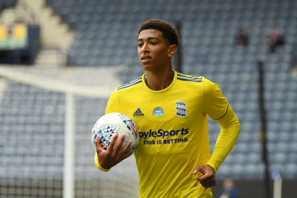 官方：米兰与18岁中场萨拉完成续约；据悉新合同到2030年