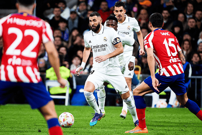 TA：因现代足球重视边路与攻防转换，菱形中场阵型已几乎绝迹（TA：现代足球偏重边路与攻防转换，菱形中场几乎消失）