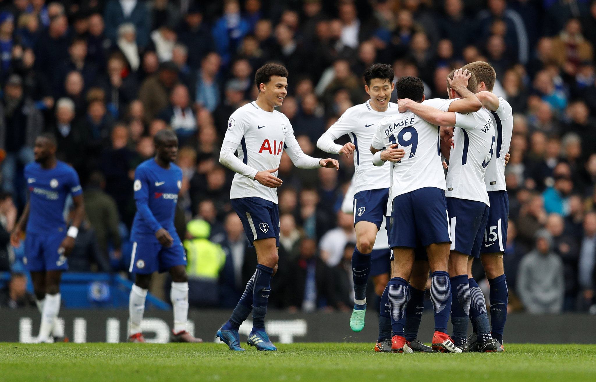 莱奥一剑封喉，AC米兰1-0复仇拉齐奥，登顶意甲积分榜坐山观虎斗（莱奥致命一击，AC米兰1-0雪耻拉齐奥登顶意甲，静观群雄争锋）